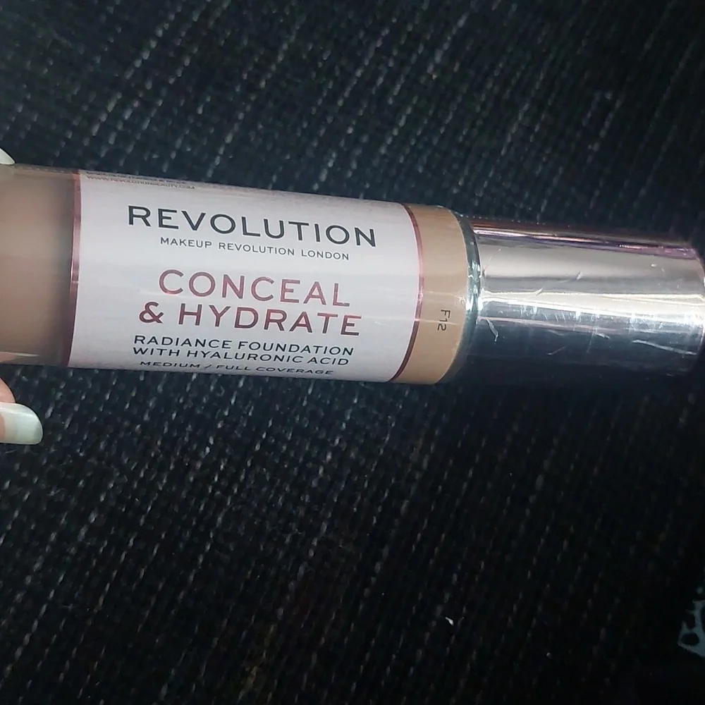 makeup revolution conceal & hydrate foundation F12